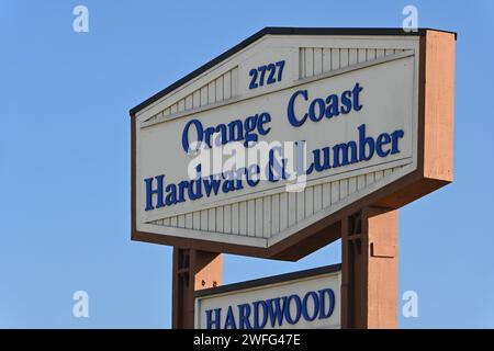 SANTA ANA, KALIFORNIEN - 23. JAN 22024: Orange Coast Hardware and Lumber Schild, an der Main Street. Stockfoto