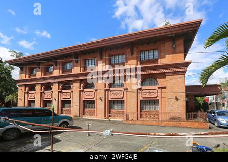 Versicherungsgebäude für Insular Life in San Pablo, alter architektonischer Stil mit roten Ziegeln, aber 1992 erbaut, Seven Lakes City, philippinische Architektur Stockfoto