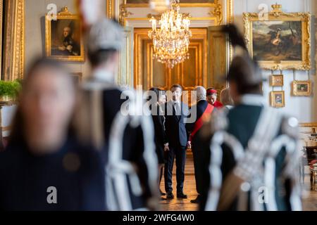 König Carl XVI. Gustaf von Schweden, Königin Silvia von Schweden der französische Präsident Emmanuel Macron Brigitte Macron Kronprinzessin Victoria von Schweden Prinz Carl Philipp von Schweden Prinzessin Sofia und Prinz Daniel posieren für ein Foto während einer offiziellen Begrüßungszeremonie im Königspalast in Stockholm, Schweden am 30. Januar, 2024. Das französische Präsidentenpaar reist nach Schweden, das sich nach Russlands Invasion in die Ukraine um den Beitritt zur NATO beworben hat, wobei die Verteidigung während des Besuchs ein zentrales Thema ist. Foto: Eliot Blondet/ABACAPRESS.COM Stockfoto