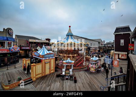 Pier 39 Karussell und Geschäfte an einem bewölkten Tag – San Francisco, Kalifornien Stockfoto