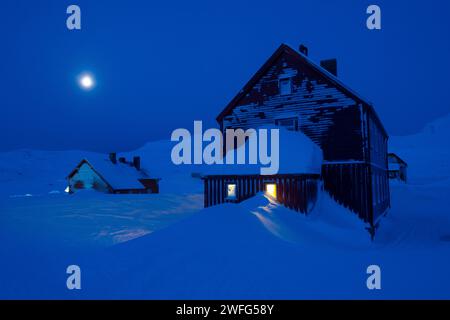 Finse, Norwegen -- Schneewehungen und Monduntergang an einem kalten Wintermorgen Stockfoto