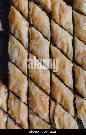 Blick von oben nach unten auf das hausgemachte Dessert aus Baklava aus dem Nahen Osten, das in Diamantformen geschnitten ist Stockfoto