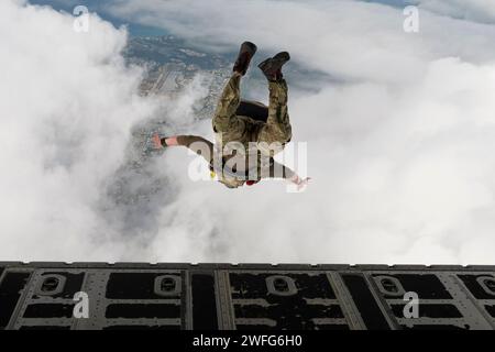 Luftwaffenstützpunkt Kadena, Okinawa, Japan. Januar 2024. Ein Pararescueman der 31. Rettungsgeschwader springt aus einem MC-130J Commando II, das dem 353. Sondereinsatzflügel über Okinawa, Japan, im Januar zugeteilt wurde. 19, 2024. Pararescuemen sind ausgebildet, ausgerüstet und positioniert, um Personal-Bergungsoperationen im gesamten Spektrum sowohl in Friedenszeiten als auch in Kampfumgebungen durchzuführen. (Kreditbild: © U.S. Air Force/ZUMA Press Wire) NUR REDAKTIONELLE VERWENDUNG! Nicht für kommerzielle ZWECKE! Stockfoto