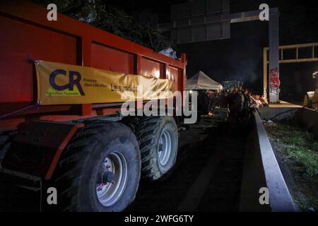 Marseille, Frankreich. 30. Januar 2024. © PHOTOPQR/LA PROVENCE/Gilles Bader ; Marseille ; 30/01/2024; nuit avec les agriculteurs sur l A51 Marseille; 01/30/2024; die Autobahn A51 bleibt in beiden Richtungen an der Kreuzung mit der Autobahn A8 gesperrt. Die Bauern setzen ihre Protestaktionen fort. Fotos: Nachts mit Bauern auf der Autobahn A51. Quelle: MAXPPP/Alamy Live News Stockfoto