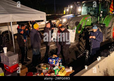 Marseille, Frankreich. 30. Januar 2024. © PHOTOPQR/LA PROVENCE/Gilles Bader ; Marseille ; 30/01/2024; nuit avec les agriculteurs sur l A51 Marseille; 01/30/2024; die Autobahn A51 bleibt in beiden Richtungen an der Kreuzung mit der Autobahn A8 gesperrt. Die Bauern setzen ihre Protestaktionen fort. Fotos: Nachts mit Bauern auf der Autobahn A51. Quelle: MAXPPP/Alamy Live News Stockfoto