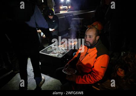 Marseille, Frankreich. 30. Januar 2024. © PHOTOPQR/LA PROVENCE/Gilles Bader ; Marseille ; 30/01/2024; nuit avec les agriculteurs sur l A51 Marseille; 01/30/2024; die Autobahn A51 bleibt in beiden Richtungen an der Kreuzung mit der Autobahn A8 gesperrt. Die Bauern setzen ihre Protestaktionen fort. Fotos: Nachts mit Bauern auf der Autobahn A51. Quelle: MAXPPP/Alamy Live News Stockfoto