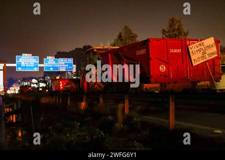 Marseille, Frankreich. 30. Januar 2024. © PHOTOPQR/LA PROVENCE/Gilles Bader ; Marseille ; 30/01/2024; nuit avec les agriculteurs sur l A51 Marseille; 01/30/2024; die Autobahn A51 bleibt in beiden Richtungen an der Kreuzung mit der Autobahn A8 gesperrt. Die Bauern setzen ihre Protestaktionen fort. Fotos: Nachts mit Bauern auf der Autobahn A51. Quelle: MAXPPP/Alamy Live News Stockfoto