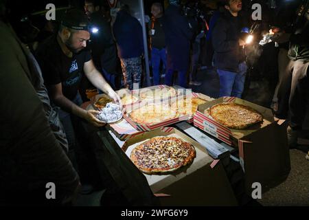 Marseille, Frankreich. 30. Januar 2024. © PHOTOPQR/LA PROVENCE/Gilles Bader ; Marseille ; 30/01/2024; nuit avec les agriculteurs sur l A51 Marseille; 01/30/2024; die Autobahn A51 bleibt in beiden Richtungen an der Kreuzung mit der Autobahn A8 gesperrt. Die Bauern setzen ihre Protestaktionen fort. Fotos: Nachts mit Bauern auf der Autobahn A51. Quelle: MAXPPP/Alamy Live News Stockfoto