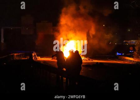 Marseille, Frankreich. 30. Januar 2024. © PHOTOPQR/LA PROVENCE/Gilles Bader ; Marseille ; 30/01/2024; nuit avec les agriculteurs sur l A51 Marseille; 01/30/2024; die Autobahn A51 bleibt in beiden Richtungen an der Kreuzung mit der Autobahn A8 gesperrt. Die Bauern setzen ihre Protestaktionen fort. Fotos: Nachts mit Bauern auf der Autobahn A51. Quelle: MAXPPP/Alamy Live News Stockfoto