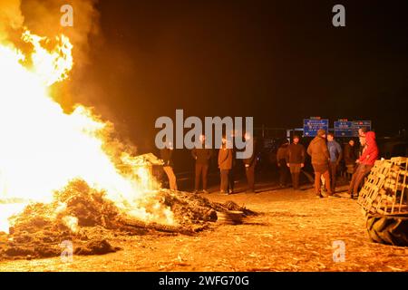 Marseille, Frankreich. 30. Januar 2024. © PHOTOPQR/LA PROVENCE/Gilles Bader ; Marseille ; 30/01/2024; nuit avec les agriculteurs sur l A51 Marseille; 01/30/2024; die Autobahn A51 bleibt in beiden Richtungen an der Kreuzung mit der Autobahn A8 gesperrt. Die Bauern setzen ihre Protestaktionen fort. Fotos: Nachts mit Bauern auf der Autobahn A51. Quelle: MAXPPP/Alamy Live News Stockfoto