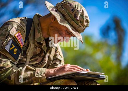 Schofield Barracks, Hawaii, USA. Januar 2024. Januarytzen Weight, ein Nachrichtenanalyst der Delta Company, 227. Brigade Engineer Battalion, 29. Infanterie Brigade Combat Team, Hawaii Army National Guard, stellt Wegpunkte während des Tages Landschifffahrt Teil des jährlichen Top Intelligence (TOPINT) 2024 Wettbewerbs in Schofield Barracks, Januar. 23, 2024. Die TOPINT 2024 testete Geheimdienstsoldaten der US-Armee in ihrem Fachgebiet für grundlegende kriegerische Aufgaben und Übungen sowie militärische berufliche Spezialoperationen. (Bild: © U.S. Army/ZUMA Press Wir Stockfoto