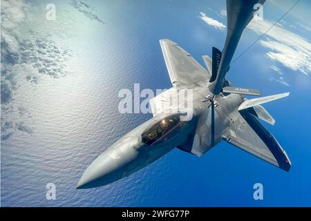 23. Januar 2024 - Joint Base Pearl Harbor-Hickam, Hawaii, USA - Ein F-22 Raptor der U.S. Air Force aus der Hawaiian Raptors Squadron, bestehend aus der 19. Und 199. Jagdgeschwader, erhält Treibstoff von einer 203. Luftbetankungsgeschwader Stratotanker während der Sentry Aloha 24-01. Januar. 23, 2024, über dem Pazifik, Hawaii. Sentry Aloha ist eine fortlaufende Reihe von Übungen, die vom 154. Flügel der HIANG veranstaltet werden, die maßgeschneiderte, kostengünstige und realistische Kampfübungen für die Air National Guard, die US Air Force und andere Verteidigungsministerien ermöglichen, um US-Kriegsjägern die nötigen Fähigkeiten zu vermitteln Stockfoto