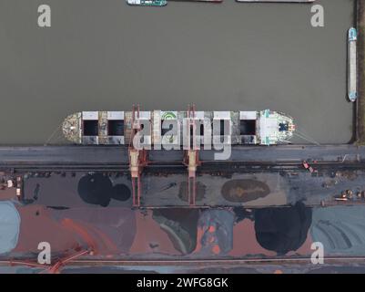 Be- und Entladung von Rohstoffen im Hamburger Hafen. Vogelperspektive von oben nach unten. Stockfoto
