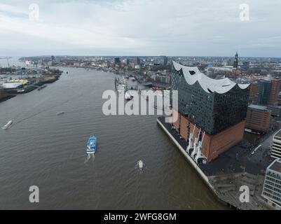 Gebäudeausbau der Elbphilharmonie eines Konzerthauses in Hamburg. Wahrzeichen in der Skyline der Stadt. Vogelauge-Luftdrohne Stockfoto