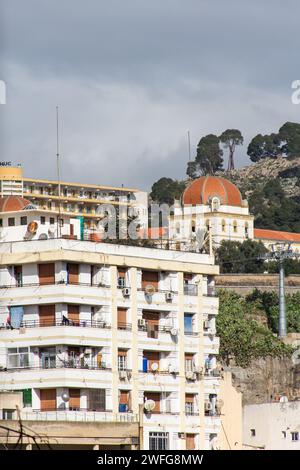 Blick auf die Gebäude am Himmel in der Stadt Konstantin. Algerien. Stockfoto