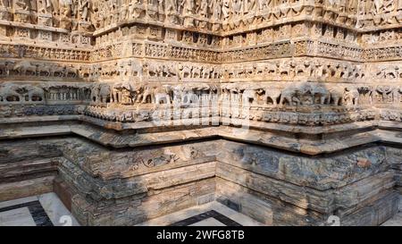 Steinschnitzereien an der Wand des Jagdish-Tempels in Udaipur, Rajasthan, Indien Stockfoto