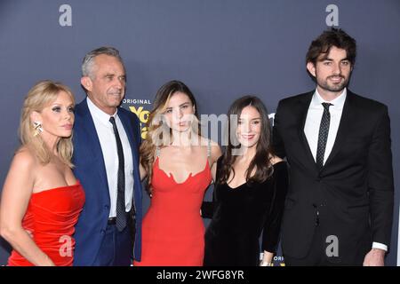 Los Angeles, Kalifornien, USA 30. Januar 2024 Schauspielerin Cheryl Hines, Ehemann Politiker Robert F. Kennedy Jr. Sängerin Giulia Be, Gast und Conor Kennedy nehmen am 30. Januar 2024 in Los Angeles, Kalifornien, USA, an der Premiere von Curb Your Enthusim in der 12. Staffel von HBOÕs Teil. Foto: Barry King/Alamy Live News Stockfoto