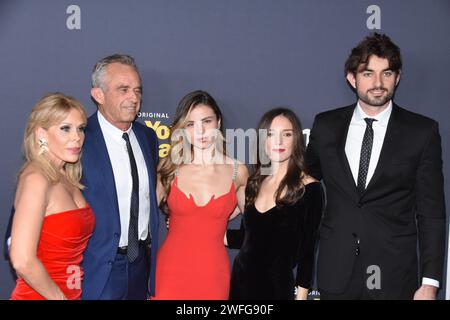 Los Angeles, Kalifornien, USA 30. Januar 2024 Schauspielerin Cheryl Hines, Ehemann Politiker Robert F. Kennedy Jr. Sängerin Giulia Be, Gast und Conor Kennedy nehmen am 30. Januar 2024 in Los Angeles, Kalifornien, USA, an der Premiere von Curb Your Enthusim in der 12. Staffel von HBOÕs Teil. Foto: Barry King/Alamy Live News Stockfoto