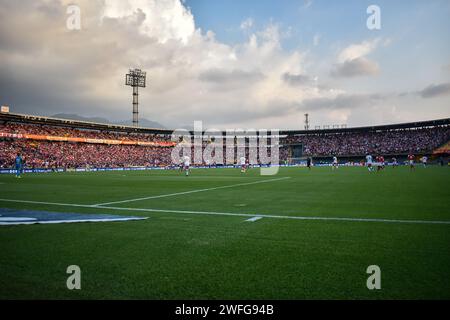 Bogota, Kolumbien. Januar 2024. Eine allgemeine Ansicht des Stadions „El Campin“ während des Spiels der BetPlay Dimayor League zwischen Independiente Santa Fe (3) und Envigado FC (1) am 27. Januar 2024 in Bogota, Kolumbien. Foto: Cristian Bayona/Long Visual Press Credit: Long Visual Press/Alamy Live News Stockfoto