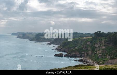 Ein malerischer Blick auf den Atlantik von Gijon, Spanien Stockfoto