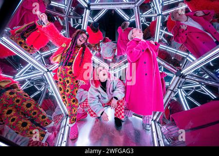 Letzte Überprüfungen und Finishing-Feinheiten werden in der gespiegelten Kunstinstallation D.O.D.E.C in der begehbaren Fantasy- und immersiven Kunstinstallation OUTERverse im Wake the Tiger in Bristol durchgeführt, bevor sie am 2. Februar für die Öffentlichkeit geöffnet wird. Bilddatum: Dienstag, 30. Januar 2024. Stockfoto