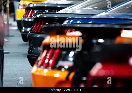 Bogota, Kolumbien. Januar 2024. Mehrere Generationen von Ford Mustangs werden während der MCM Show 2024 in Bogota, Kolumbien, ausgestellt, wo Automobilfans und Sammler sich treffen, um die kolumbianische Autokultur rund um Tuning, Supersportwagen und Klassiker am 28. januar 2024 zu bewundern. Foto: Chepa Beltran/Long Visual Press Credit: Long Visual Press/Alamy Live News Stockfoto