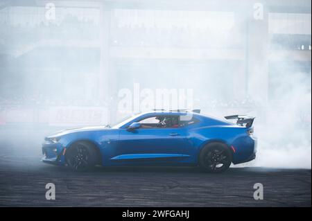 Bogota, Kolumbien. Januar 2024. Ein Chevrolette Camaro driftet während der MCM Show 2024 in Bogota, Kolumbien, wo Automobilfans und Sammler sich treffen, um die kolumbianische Autokultur rund um Tuning, Supersportwagen und Klassiker zu schätzen, 28. januar 2024. Foto: Chepa Beltran/Long Visual Press Credit: Long Visual Press/Alamy Live News Stockfoto