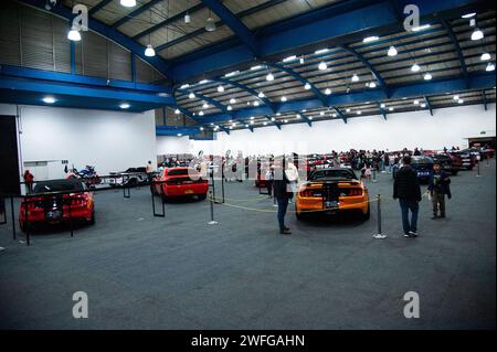 Bogota, Kolumbien. Januar 2024. Während der MCM Show 2024 in Bogota, Kolumbien, versammeln sich Automobilfans und Sammler, um die kolumbianische Autokultur rund um Tuning, Supersportwagen und Klassiker am 27. januar 2024 zu bewundern. Foto: Chepa Beltran/Long Visual Press Credit: Long Visual Press/Alamy Live News Stockfoto