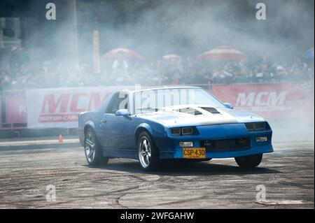 Bogota, Kolumbien. Januar 2024. Ein Chevrolet Camaro Z28 driftet während der MCM Show 2024 in Bogota, Kolumbien, wo Automobilfans und Sammler sich treffen, um Kolumbiens Autokultur rund um Tuning, Supersportwagen und Klassiker zu schätzen, 27. januar 2024. Foto: Chepa Beltran/Long Visual Press Credit: Long Visual Press/Alamy Live News Stockfoto