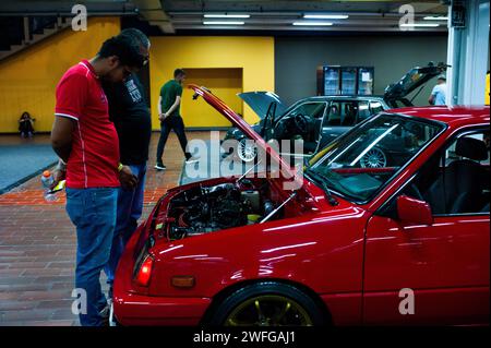 Bogota, Kolumbien. Januar 2024. Während der MCM Show 2024 in Bogota, Kolumbien, treffen sich Besucher, um Tuner-Autos zu sehen, wo Automobilfans und -Sammler sich treffen, um die kolumbianische Autokultur rund um Tuning, Supersportwagen und Klassiker zu schätzen, am 28. januar 2024. Foto: Chepa Beltran/Long Visual Press Credit: Long Visual Press/Alamy Live News Stockfoto