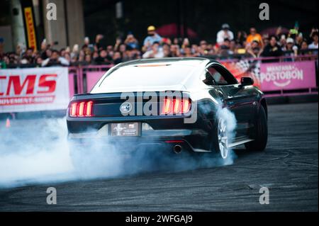 Bogota, Kolumbien. Januar 2024. Ein Ford Mustang veranstaltet eine Donut-Show während der MCM Show 2024 in Bogota, Kolumbien, wo Automobilfans und Sammler sich treffen, um die kolumbianische Autokultur rund um Tuning, Supersportwagen und Klassiker zu schätzen, am 28. januar 2024. Foto: Chepa Beltran/Long Visual Press Credit: Long Visual Press/Alamy Live News Stockfoto