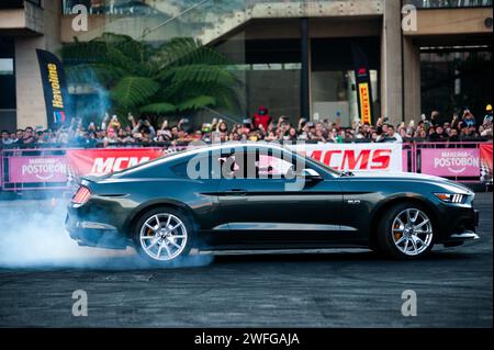 Bogota, Kolumbien. Januar 2024. Ein Ford Mustang veranstaltet eine Donut-Show während der MCM Show 2024 in Bogota, Kolumbien, wo Automobilfans und Sammler sich treffen, um die kolumbianische Autokultur rund um Tuning, Supersportwagen und Klassiker zu schätzen, am 28. januar 2024. Foto: Chepa Beltran/Long Visual Press Credit: Long Visual Press/Alamy Live News Stockfoto