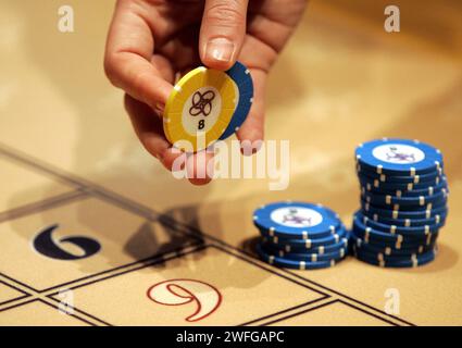 Undatiertes Aktenfoto von Croupiers mit Chips in einem Casino. Eine Rekordzahl von Menschen suchte im vergangenen Jahr Hilfe bei Glücksspielproblemen über die nationale Hotline, nach neuen Zahlen. Rund 52.370 Menschen riefen 2023 die nationale Glücksspielhelpline an, um Informationen, Unterstützung und Beratung zu suchen – ein Anstieg von 24 % gegenüber 2022, als es rund 42.000 Anrufe gab. Ausgabedatum: Mittwoch, 31. Januar 2024. Stockfoto