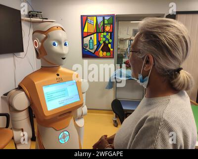 Foto der undatierten Unterlagen, ausgestellt von Assistance Publique Hopitaux de Paris, von einem Patienten, der Informationen vom ARI-Roboter sucht. Roboter, die entwickelt wurden, um im Gesundheitswesen zu helfen und von der schottischen Regierung teilweise finanziert wurden, wurden erfolgreich von Experten getestet. Im Rahmen einer Studie, die in Paris, Frankreich, von Mitarbeitern des britischen National Robotarium durchgeführt wird, werden die Spring-Einheiten eingesetzt, um Patienten zu helfen, ihre Angst zu lindern und den Druck auf das Pflegepersonal zu verringern. Ausgabedatum: Mittwoch, 31. Januar 2024. Stockfoto