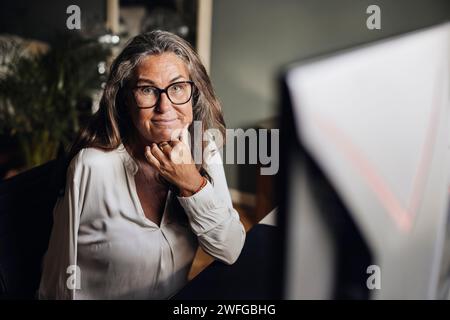Porträt einer behinderten Freiberuflerin am Schreibtisch im Heimbüro Stockfoto