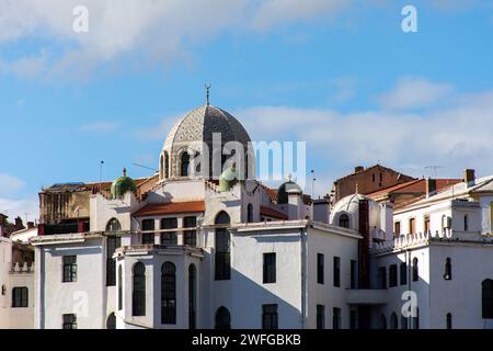 Blick auf die Gebäude am Himmel in der Stadt Konstantin. Algerien. Stockfoto