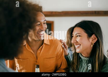 Glücklicher Mann und Frau in der Küche während der Party Stockfoto