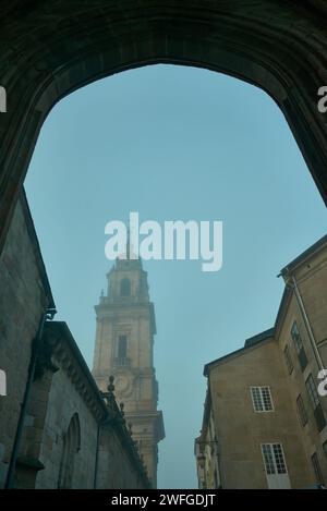 Blick auf den Turm der Lugo Kathedrale von einem Bogen, der Bau begann im 12. Jahrhundert an einer alten Kirche aus dem 3. Jahrhundert. Stockfoto