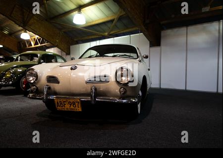 Bogota, Kolumbien. Januar 2024. Ein Volkswagen Karmann Ghia wird auf der MCM Show 2024 in Bogota, Kolumbien, am 28. Januar 2024 ausgestellt, wo Automobilliebhaber und Sammler sich treffen, um die kolumbianische Autokultur zu schätzen, darunter Tuning, Supersportwagen und Klassiker. (Foto: Sebastian Barros/NurPhoto) Credit: NurPhoto SRL/Alamy Live News Stockfoto