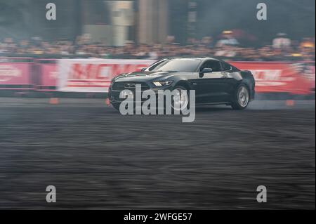 Bogota, Kolumbien. Januar 2024. Ein Ford Mustang GT ist auf der MCM Show 2024 in Bogota, Kolumbien, am 28. Januar 2024 ausgestellt, wo Automobilfans und Sammler sich treffen, um die kolumbianische Autokultur zu schätzen, darunter Tuning, Supersportwagen und Klassiker. (Foto: Sebastian Barros/NurPhoto) Credit: NurPhoto SRL/Alamy Live News Stockfoto