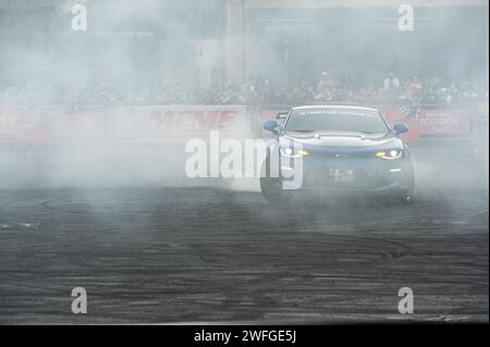 Bogota, Kolumbien. Januar 2024. Ein Chevrolet Camaro tritt am 28. Januar 2024 auf einer Drift-Show während der MCM Show 2024 in Bogota, Kolumbien, auf, wo Automobilfans und -Sammler sich treffen, um die kolumbianische Autokultur zu schätzen, darunter Tuning, Supersportwagen und Klassiker. (Foto: Sebastian Barros/NurPhoto)0 Credit: NurPhoto SRL/Alamy Live News Stockfoto