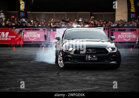 Bogota, Kolumbien. Januar 2024. Ein Ford Mustang GT ist auf der MCM Show 2024 in Bogota, Kolumbien, am 28. Januar 2024 ausgestellt, wo Automobilfans und Sammler sich treffen, um die kolumbianische Autokultur zu schätzen, darunter Tuning, Supersportwagen und Klassiker. (Foto: Sebastian Barros/NurPhoto) Credit: NurPhoto SRL/Alamy Live News Stockfoto