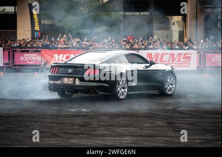 Bogota, Kolumbien. Januar 2024. Ein Ford Mustang GT ist auf der MCM Show 2024 in Bogota, Kolumbien, am 28. Januar 2024 ausgestellt, wo Automobilfans und Sammler sich treffen, um die kolumbianische Autokultur zu schätzen, darunter Tuning, Supersportwagen und Klassiker. (Foto: Sebastian Barros/NurPhoto) Credit: NurPhoto SRL/Alamy Live News Stockfoto