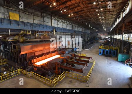 Maschine mit Förderband mit glänzendem Metall Frame in der Produktionslinie eines Stahlwerks Stockfoto
