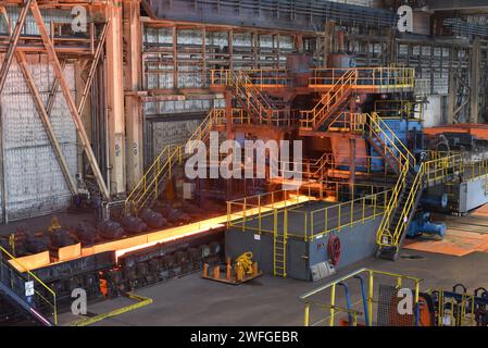 Maschine mit Förderband mit glänzendem Metall Frame in der Produktionslinie eines Stahlwerks Stockfoto