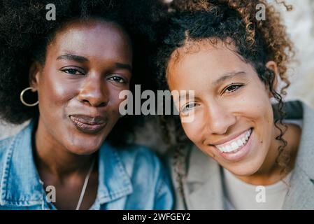 Porträt lächelnder junger Frauen im Hinterhof Stockfoto