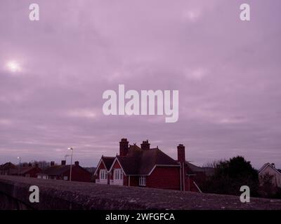 Sheerness, Kent, Großbritannien. Januar 31, 2024. UK Wetter: Ein lila Leuchten des Sahara-Staubes zum Sonnenaufgang bei Sonnenaufgang durch Wolkendecke über Sheerness, Kent heute Morgen. Quelle: James Bell/Alamy Live News Stockfoto