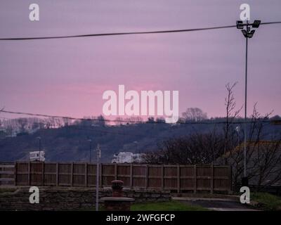 Sheerness, Kent, Großbritannien. Januar 31, 2024. UK Wetter: Ein lila Leuchten des Sahara-Staubes zum Sonnenaufgang bei Sonnenaufgang durch Wolkendecke über Sheerness, Kent heute Morgen. Quelle: James Bell/Alamy Live News Stockfoto