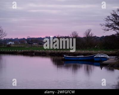 Sheerness, Kent, Großbritannien. Januar 31, 2024. UK Wetter: Ein lila Leuchten des Sahara-Staubes zum Sonnenaufgang bei Sonnenaufgang durch Wolkendecke über Sheerness, Kent heute Morgen. Quelle: James Bell/Alamy Live News Stockfoto