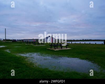 Sheerness, Kent, Großbritannien. Januar 31, 2024. Wetter in Großbritannien: Ein Sonnenaufgang aus der Sahara in Sheerness, Kent heute Morgen. Quelle: James Bell/Alamy Live News Stockfoto